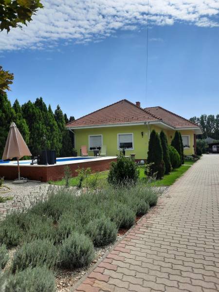 eladó családi ház, Bugyi