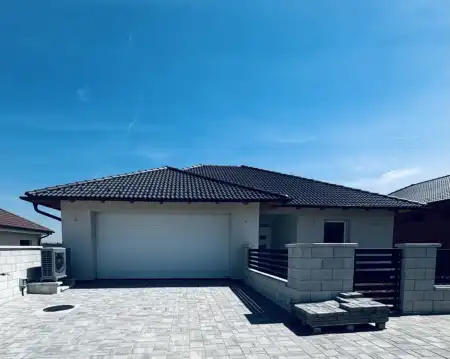 eladó új építésű családi ház, Környe