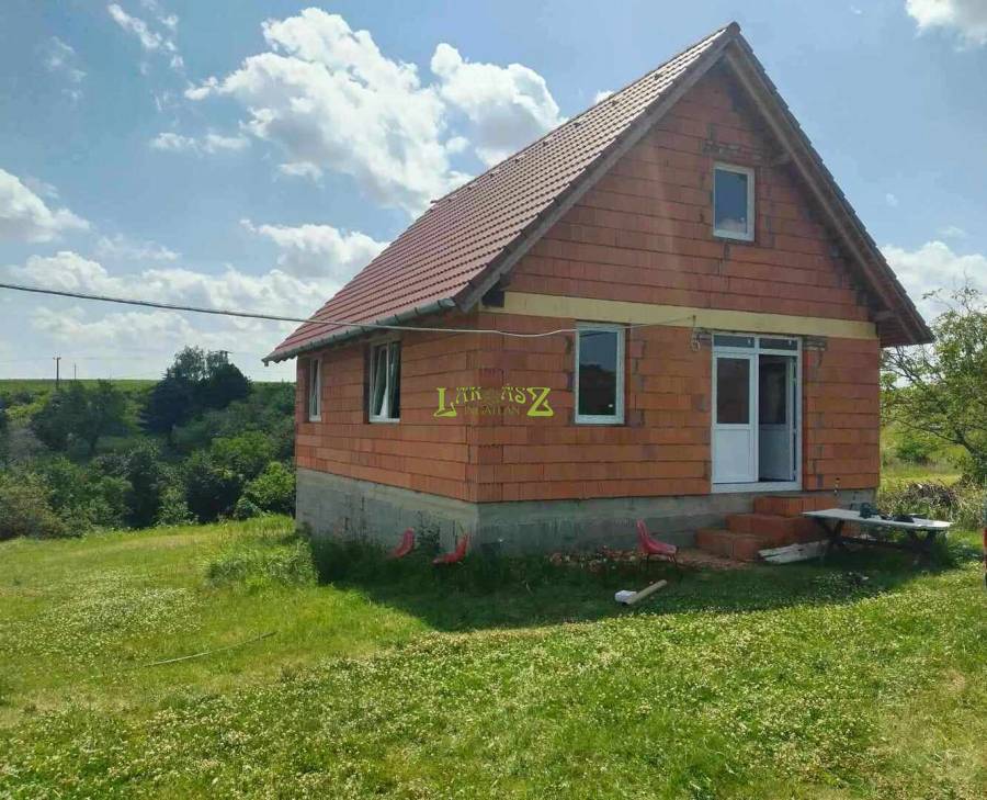 eladó újépítésű családi ház, Eger