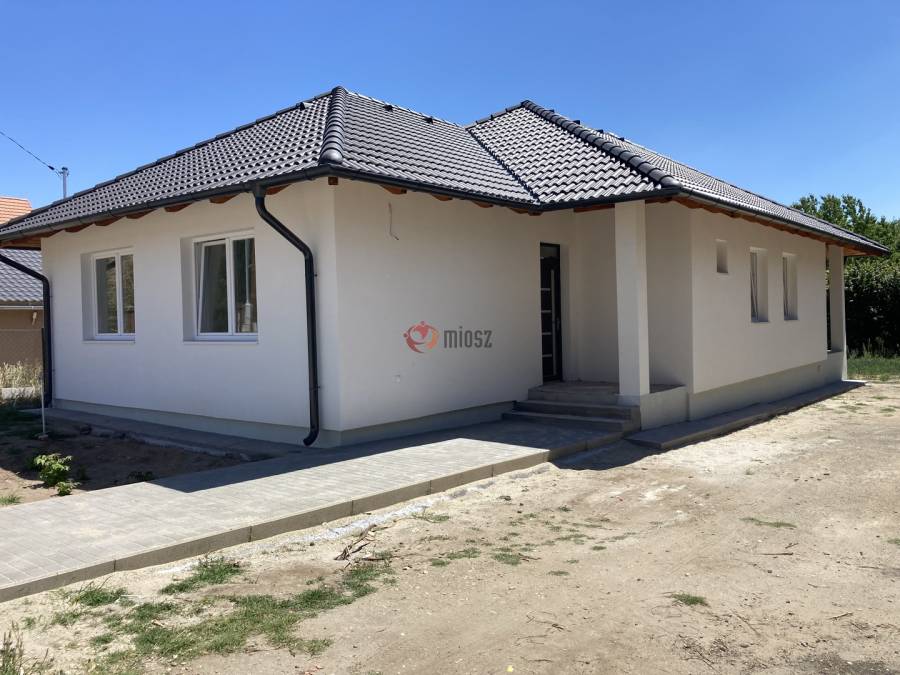 eladó újépítésű családi ház, Erdőkertes