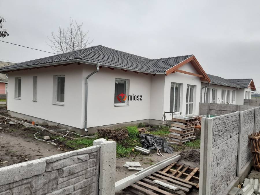 eladó újépítésű sorház, Kiskunlacháza