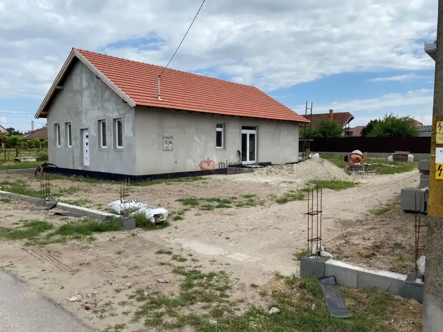 eladó újszerű családi ház, Balástya