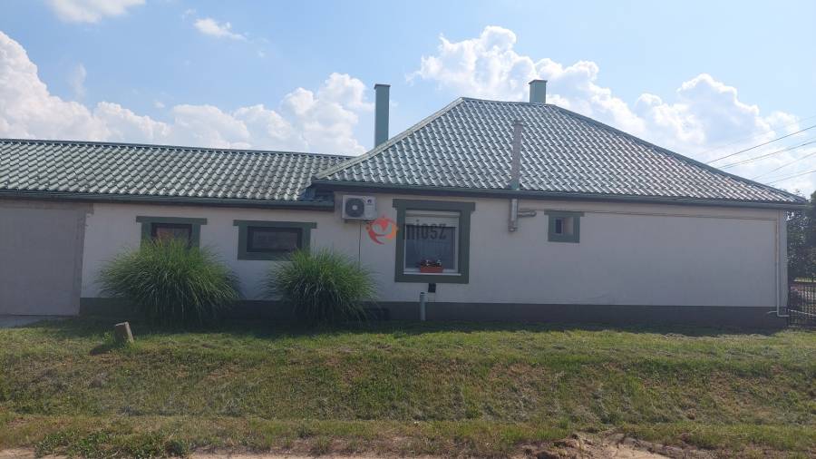 eladó újszerű családi ház, Bodrogkeresztúr