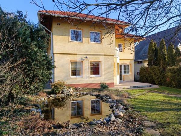 eladó újszerű családi ház, Budaörs