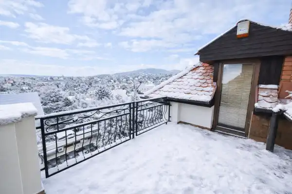 Eladó újszerű családi ház, Budapest, XII. kerület 7+2 szoba 470 m² 649 M Ft