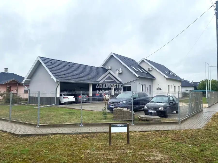 eladó újszerű családi ház, Bugyi