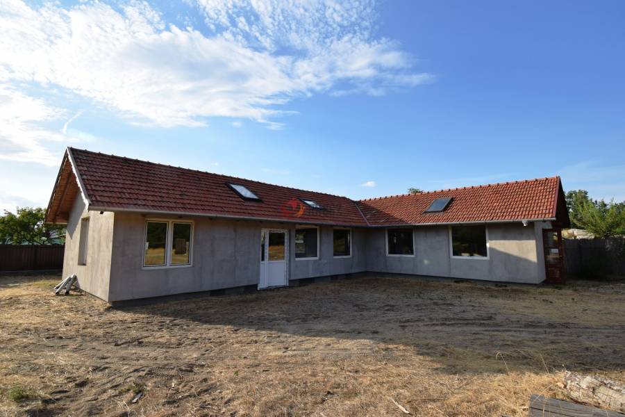 eladó újszerű családi ház, Csemő