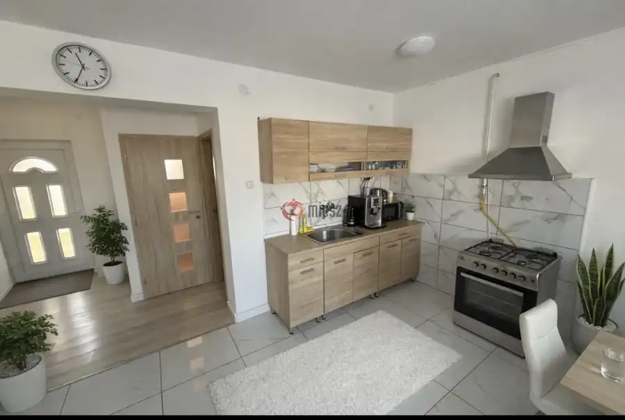 eladó újszerű családi ház, Gávavencsellő