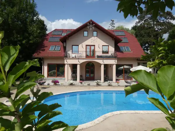 Eladó újszerű családi ház, Gödöllő 7 szoba 472 m² 499 M Ft