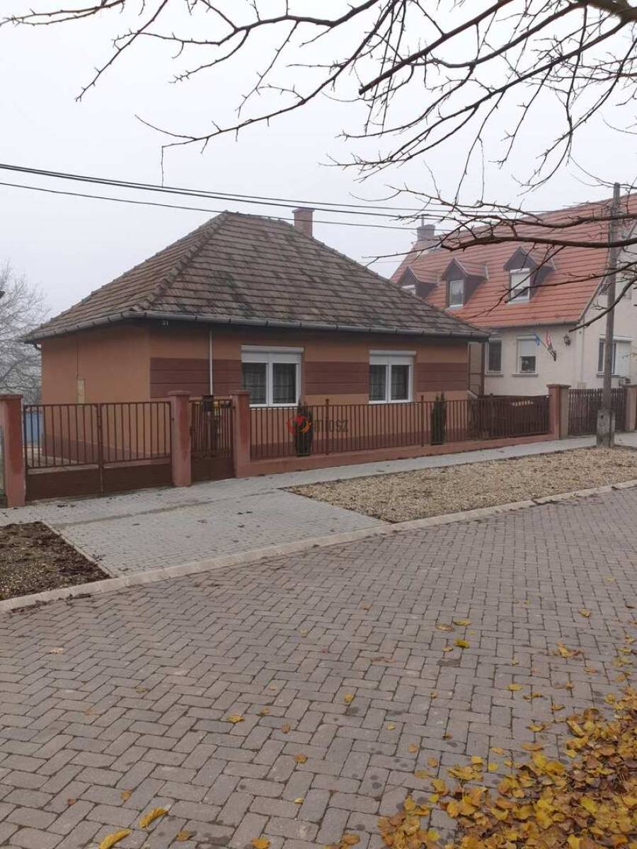 eladó újszerű családi ház, Kisnémedi