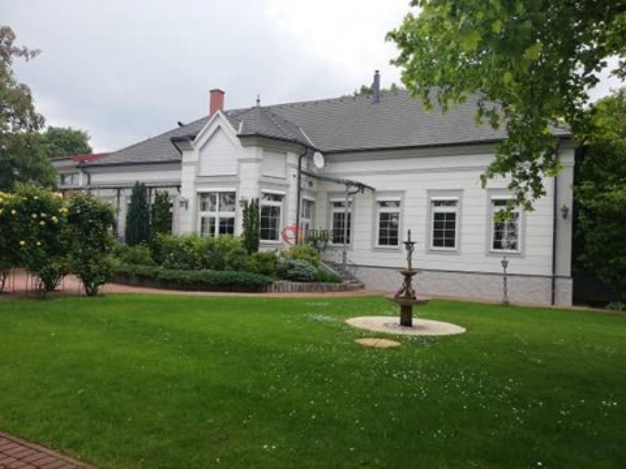 eladó újszerű családi ház, Komárom