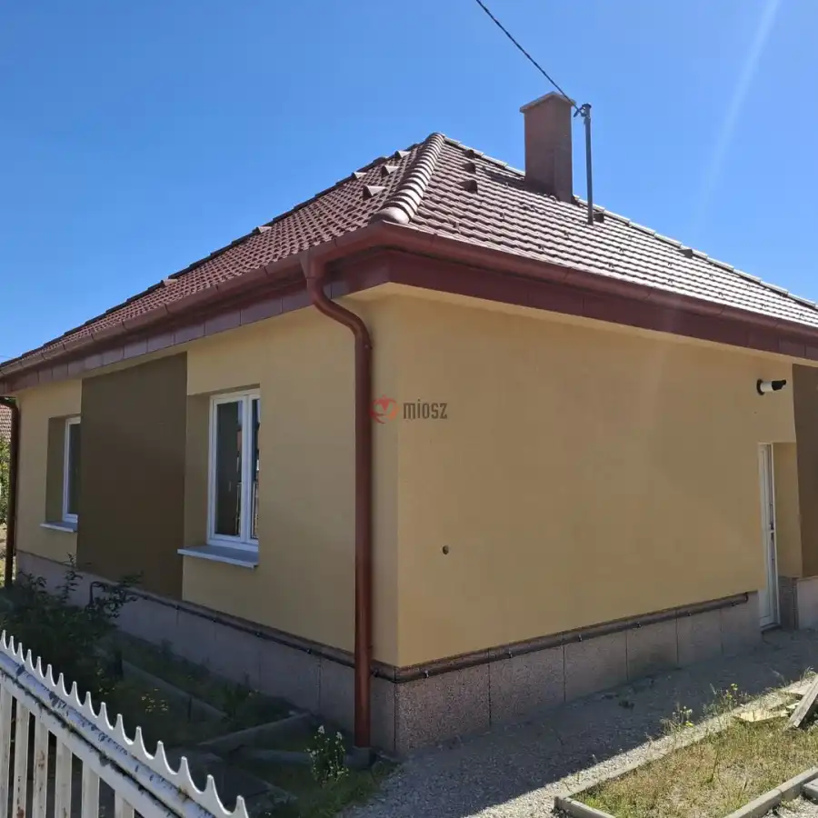 eladó újszerű családi ház, Mikebuda