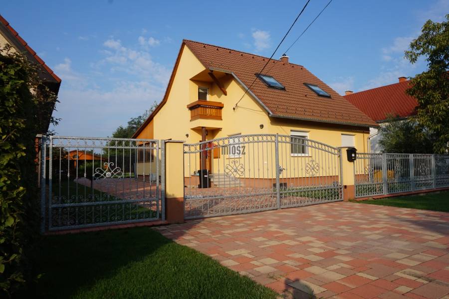 eladó újszerű családi ház, Németkér
