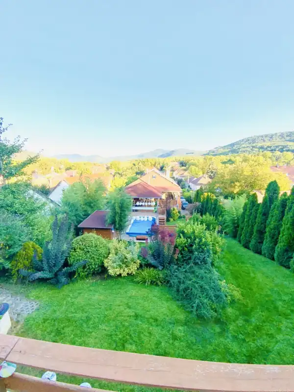 Eladó újszerű családi ház, Pilismarót 6+2 szoba 440 m² 229 M Ft