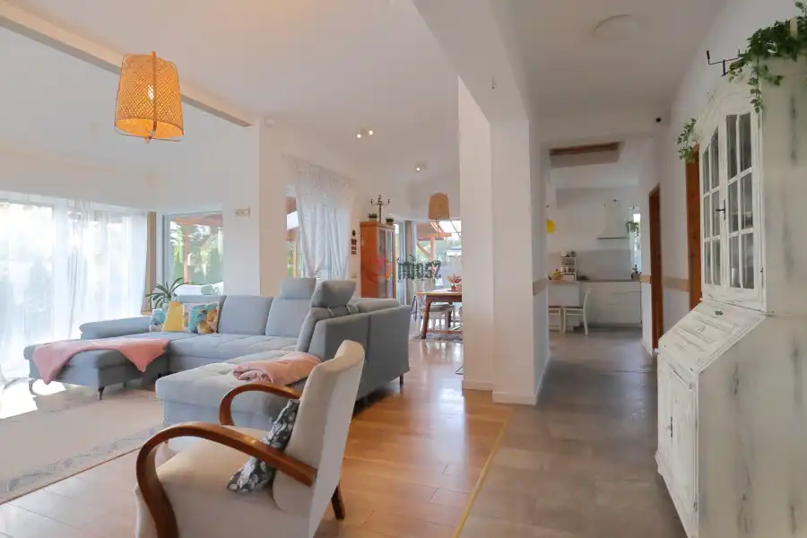 eladó újszerű családi ház, Szeged