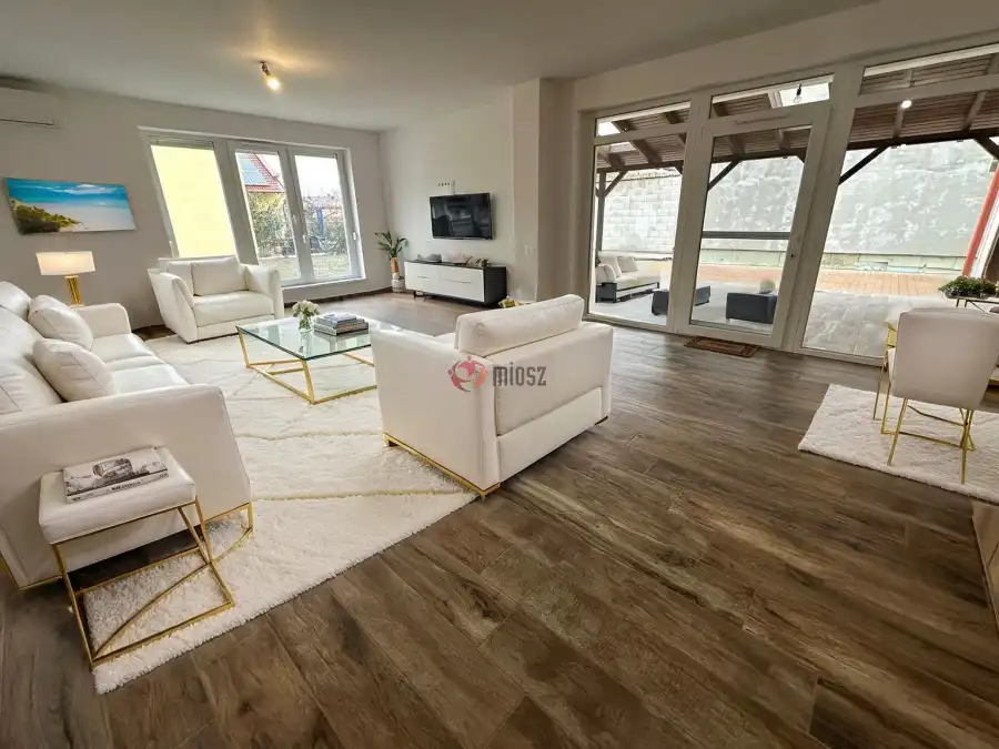 eladó újszerű családi ház, Szeged