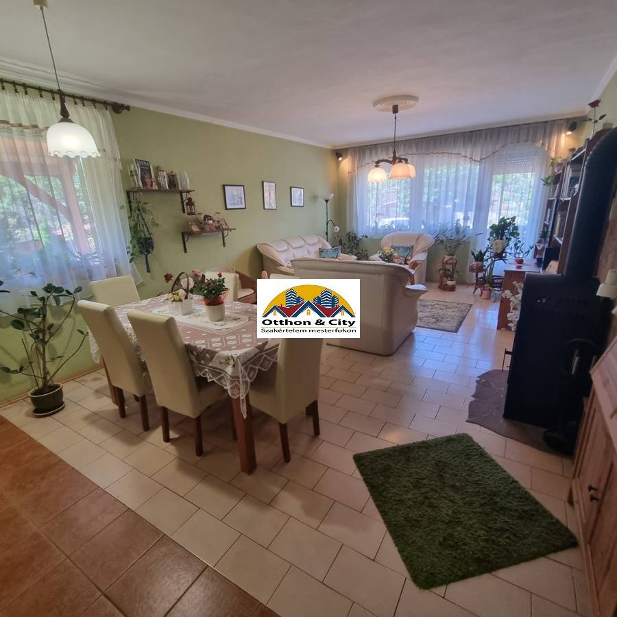 eladó újszerű családi ház, Üllő