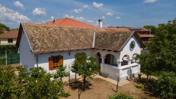 eladó újszerű családi ház, Vác
