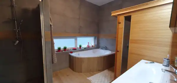 Eladó újszerű családi ház, Vácduka 2+3 szoba 165 m² 129.9 M Ft