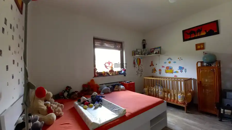 eladó újszerű családi ház, Váckisújfalu