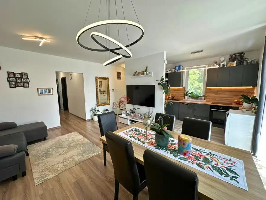 eladó újszerű családi ház, Vácrátót