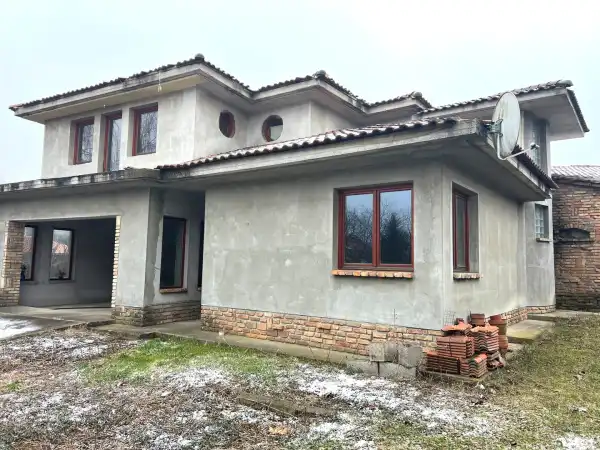 Eladó újszerű családi ház, Veresegyház 4+3 szoba 393 m² 139.8 M Ft