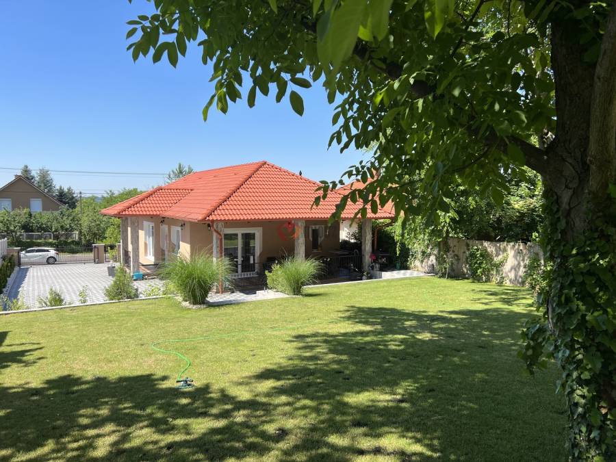 eladó újszerű családi ház, Veresegyház