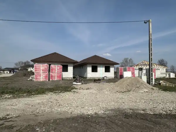 Eladó újszerű ikerház, Iszkaszentgyörgy 4 szoba 113 m² 81.9 M Ft