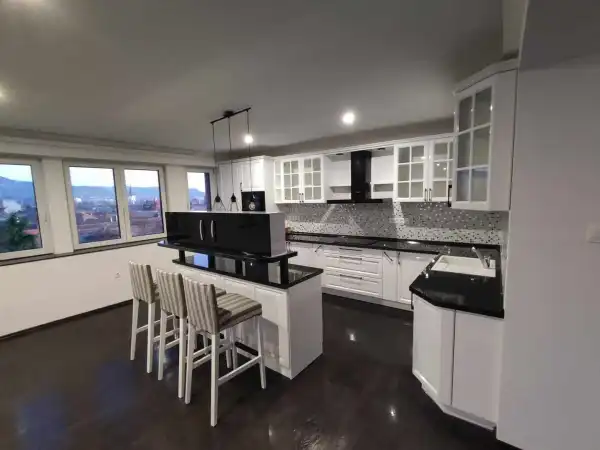Eladó újszerű lakás, Esztergom 3 szoba 127 m² 177.8 M Ft