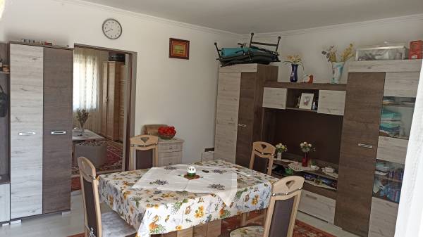 eladó újszerű lakás, Szolnok