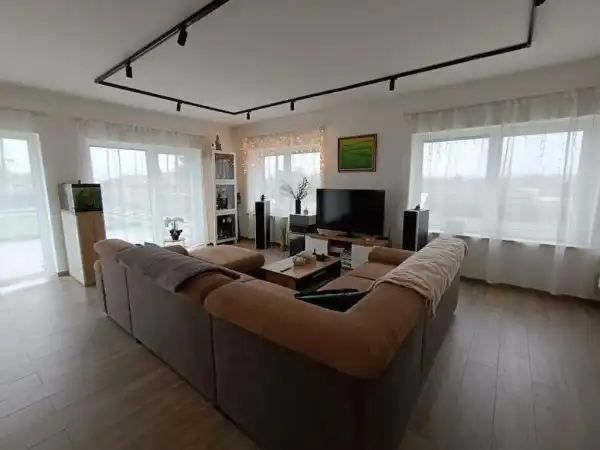 Eladó újszerű lakás, Tata 3 szoba 82 m² 77.9 M Ft