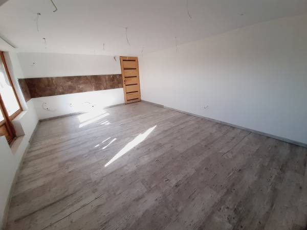 eladó újszerű lakás, Vác