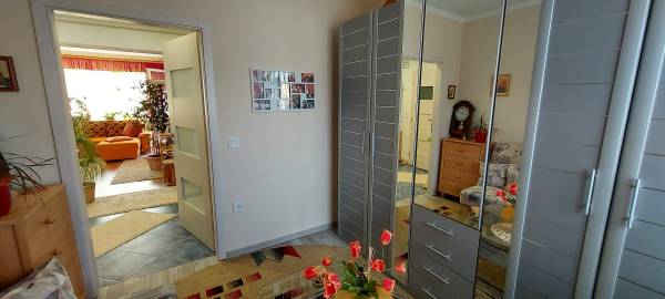 eladó újszerű lakás, Vác