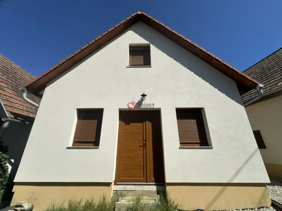 eladó újszerű téglalakás, Paks