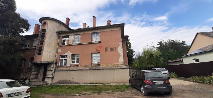 eladó újszerű téglalakás, Szerencs