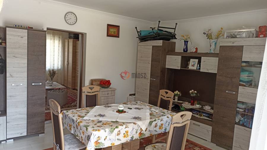 eladó újszerű téglalakás, Szolnok